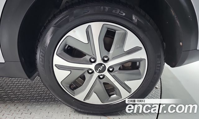 Kia Niro Plus Air 2023 — фото 21