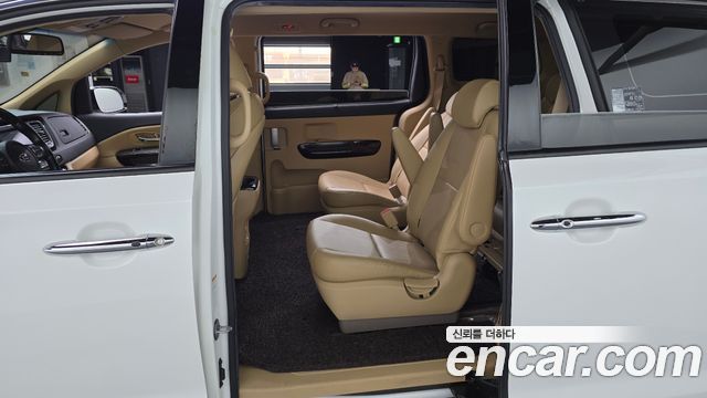 Kia Carnival 9-Seater Prstige 2020 — фото 11