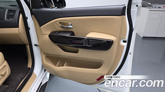 Kia Carnival 9-Seater Prstige 2020 — фото 25