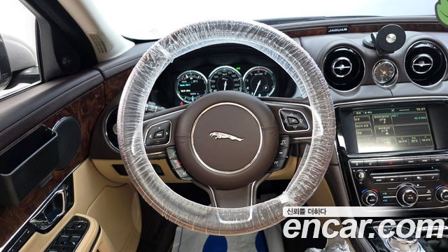 Jaguar XJ 3.0D Premium Luxury LWB X351 2015 — фото 13