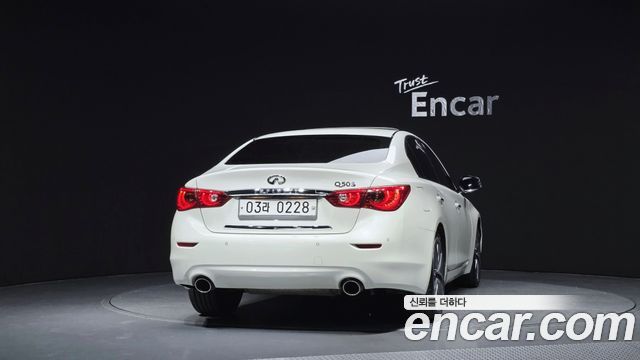Infiniti Q50 3.5 Hybrid Essence 2016 — фото 4