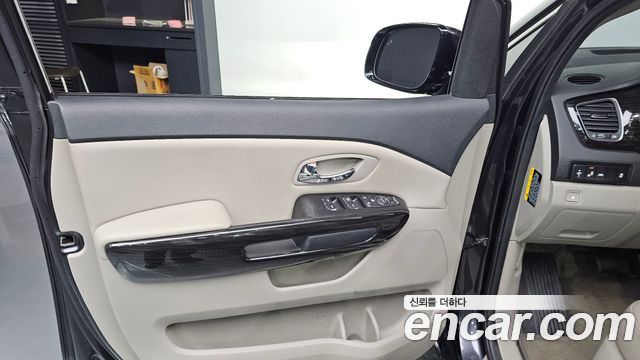 Kia Carnival 7-Seater Limousine VIP 2019 — фото 30
