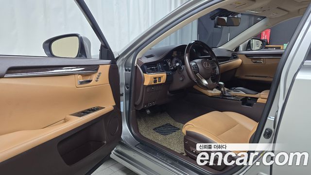 Lexus ES300h Supreme XV60 2017 — фото 10