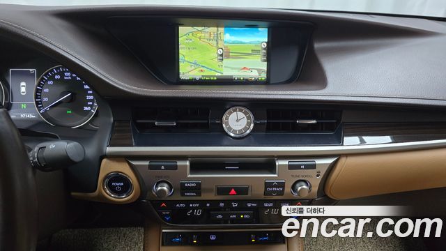 Lexus ES300h Supreme XV60 2017 — фото 13