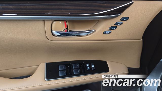Lexus ES300h Supreme XV60 2017 — фото 18