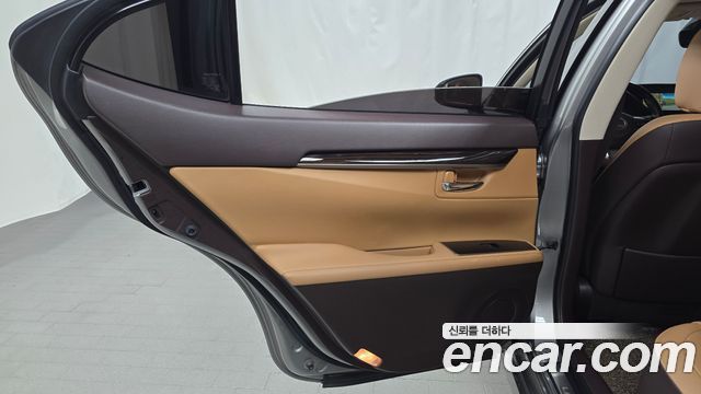 Lexus ES300h Supreme XV60 2017 — фото 25