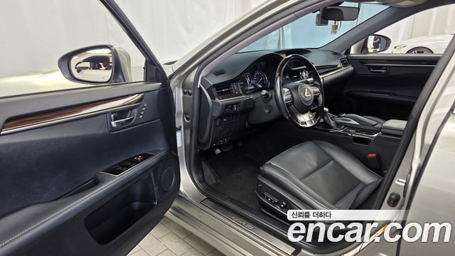 Lexus ES300h Supreme XV60 2016 — фото 10