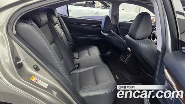 Lexus ES300h Supreme XV60 2016 — фото 12