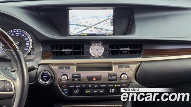 Lexus ES300h Supreme XV60 2016 — фото 14