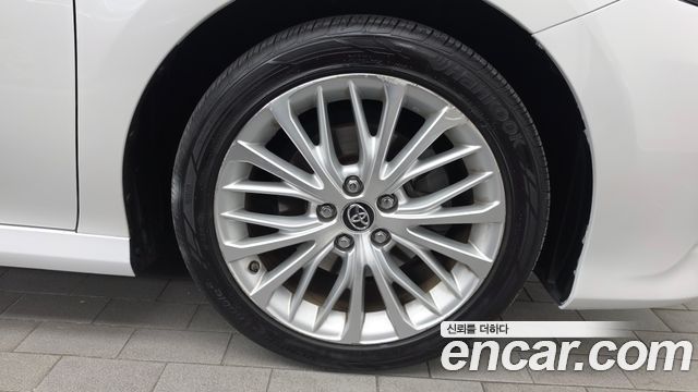 Toyota Camry (XV70) 2.5 XLE Hybrid 2019 — фото 27