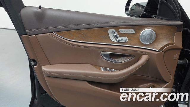 Mercedes-Benz E-Class (W213) E300e 4MATIC Exclusive 2020 — фото 24