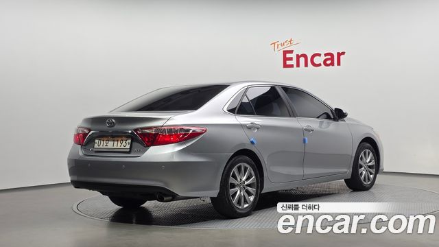 Toyota Camry 2.5 XLE 2017 — фото 2