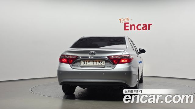 Toyota Camry 2.5 XLE 2017 — фото 4