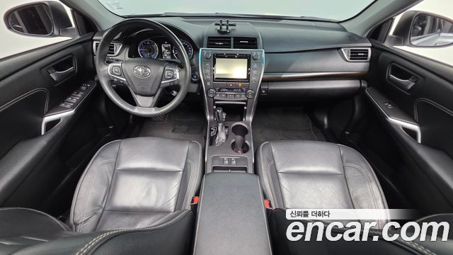 Toyota Camry 2.5 XLE 2017 — фото 7
