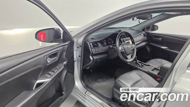 Toyota Camry 2.5 XLE 2017 — фото 10