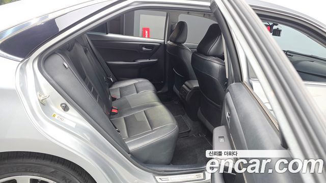 Toyota Camry 2.5 XLE 2017 — фото 11