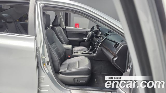 Toyota Camry 2.5 XLE 2017 — фото 12