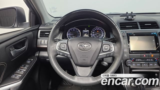 Toyota Camry 2.5 XLE 2017 — фото 13