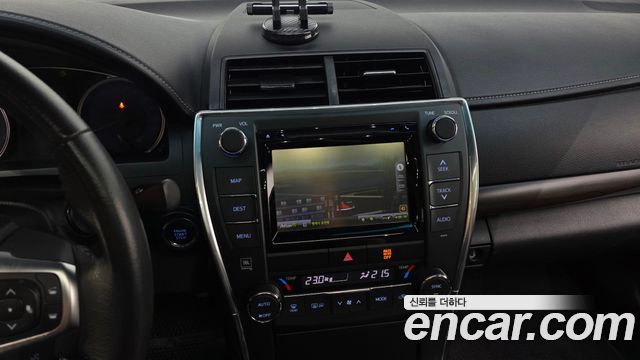 Toyota Camry 2.5 XLE 2017 — фото 14