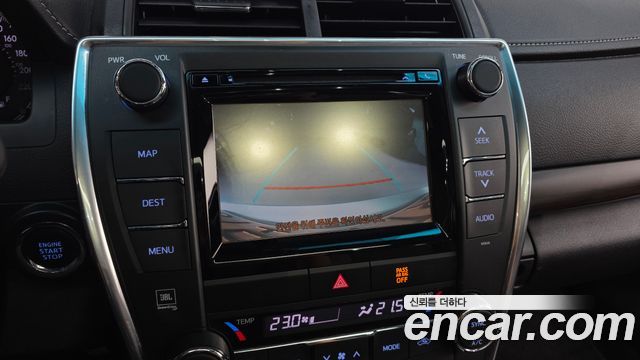 Toyota Camry 2.5 XLE 2017 — фото 16