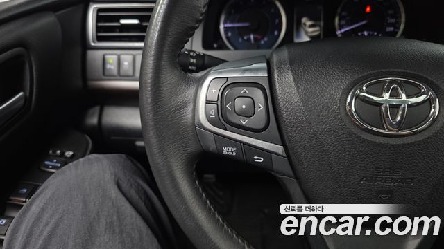 Toyota Camry 2.5 XLE 2017 — фото 17