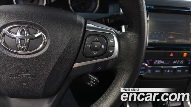 Toyota Camry 2.5 XLE 2017 — фото 18
