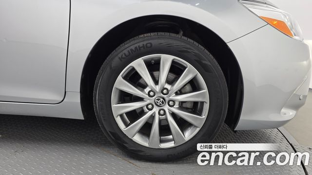 Toyota Camry 2.5 XLE 2017 — фото 21