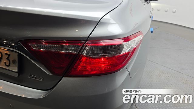 Toyota Camry 2.5 XLE 2017 — фото 23