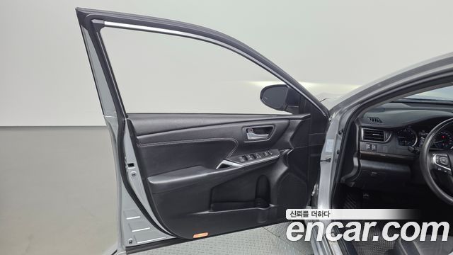 Toyota Camry 2.5 XLE 2017 — фото 24