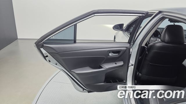 Toyota Camry 2.5 XLE 2017 — фото 25