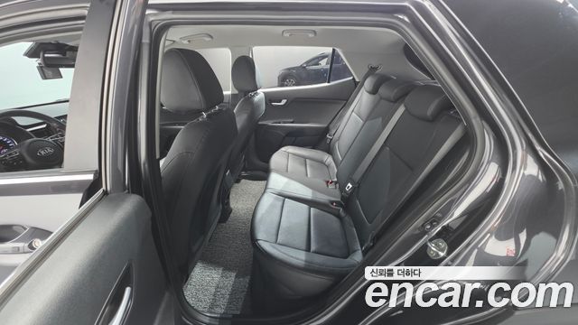 Kia Stonic 1.4 Prestige 2020 — фото 18