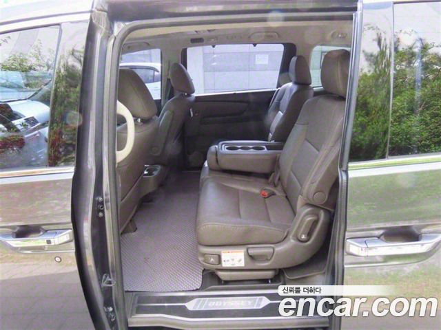 Honda Odyssey 3.5 4th 2016 — фото 17