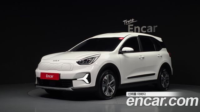 Kia Niro Plus Air 2023 — фото 1