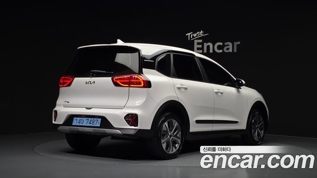 Kia Niro Plus Air 2023 — фото 2