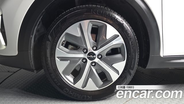 Kia Niro Plus Air 2023 — фото 5