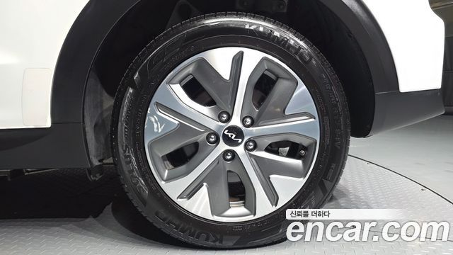 Kia Niro Plus Air 2023 — фото 27