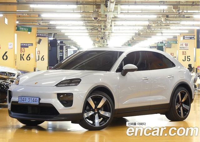Porsche Macan EV Base 4