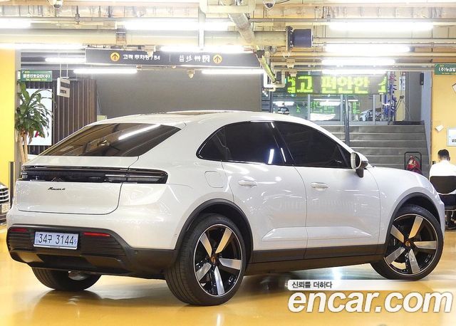Porsche Macan EV Base 4 2026 — фото 2
