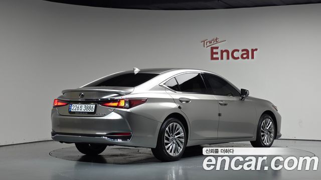 Lexus ES300h (VII) Executive 2025 — фото 2