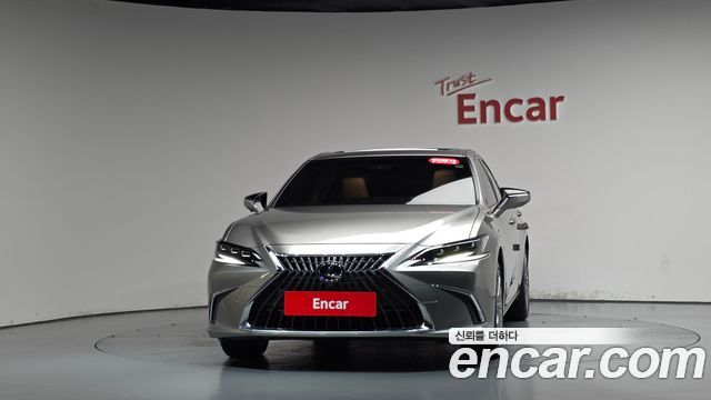 Lexus ES300h (VII) Executive 2025 — фото 3