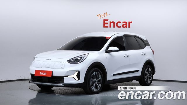 Kia Niro Plus Air 2023 — фото 1