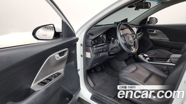 Kia Niro Plus Air 2023 — фото 10