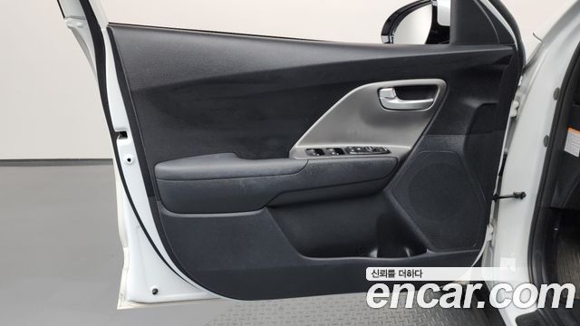 Kia Niro Plus Air 2023 — фото 24