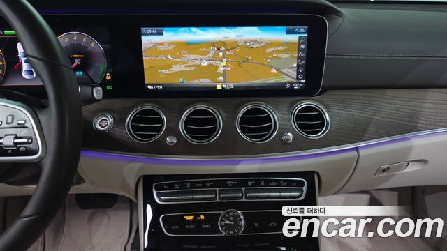 Mercedes-Benz E-Class (W213) E300e 4MATIC Exclusive 2020 — фото 13