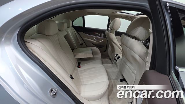 Mercedes-Benz E-Class (W213) E300e 4MATIC Exclusive 2020 — фото 17