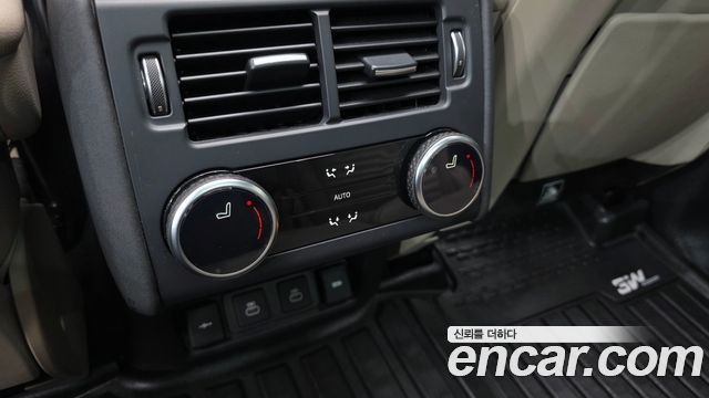 Land Rover Discovery 5 D250 SE 2022 — фото 17