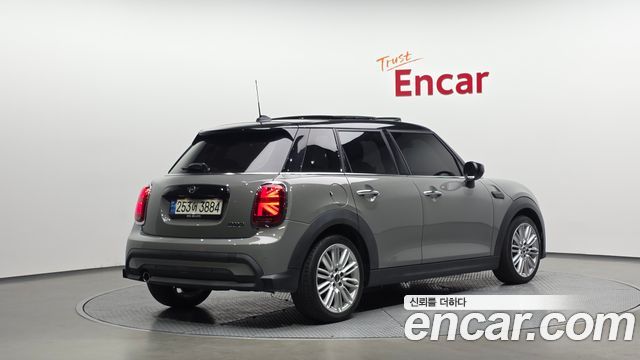MINI Cooper 5Door Classic Plus Launch Pack Third Generation 2022 — фото 2