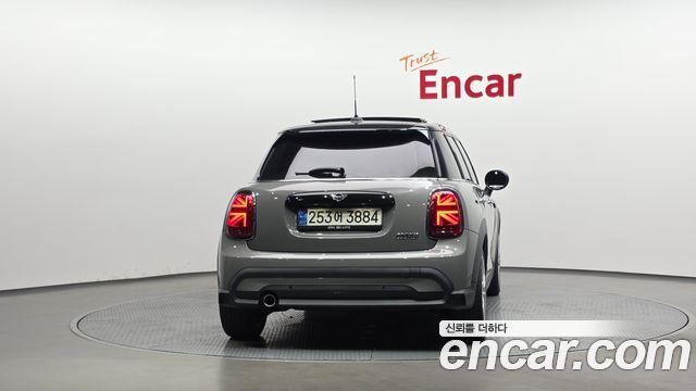 MINI Cooper 5Door Classic Plus Launch Pack Third Generation 2022 — фото 4