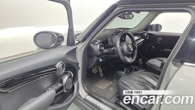 MINI Cooper 5Door Classic Plus Launch Pack Third Generation 2022 — фото 10