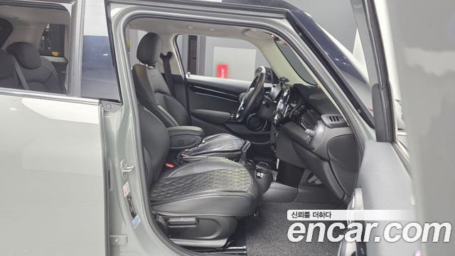 MINI Cooper 5Door Classic Plus Launch Pack Third Generation 2022 — фото 11